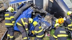 MIMORIADNE Tragická zrážka vlaku s kamiónom na juhu Slovenska: Vodič neprežil, hlásia desiatky zranených