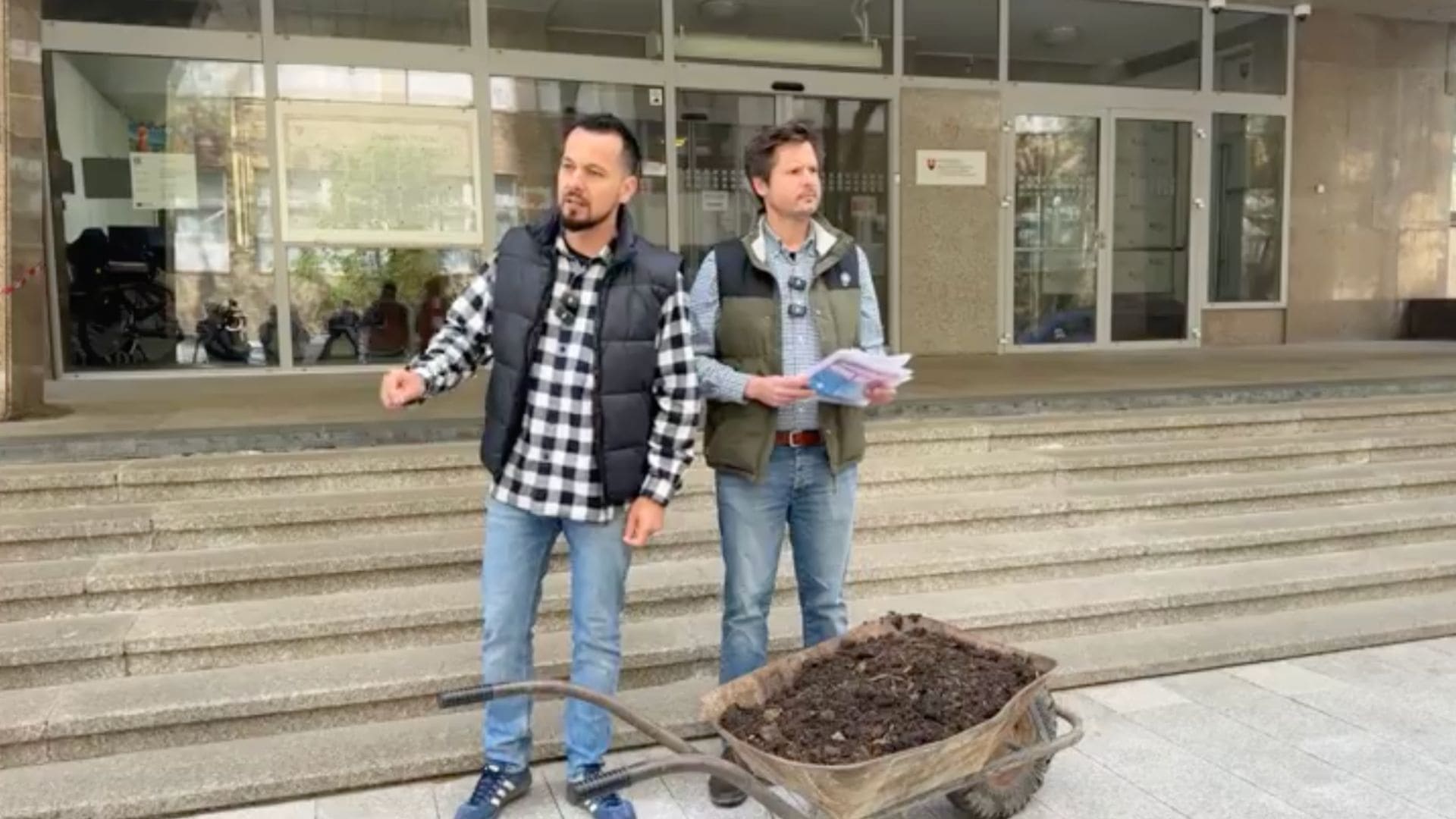 Demokrati priniesli pred ministerstvo hnoj: Takáča kritizujú za problémy v PPA