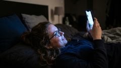 Modré svetlo z mobilov možno nie je problém. Vedci vyvrátili mýtus, ktorý stvoril miliardový biznis