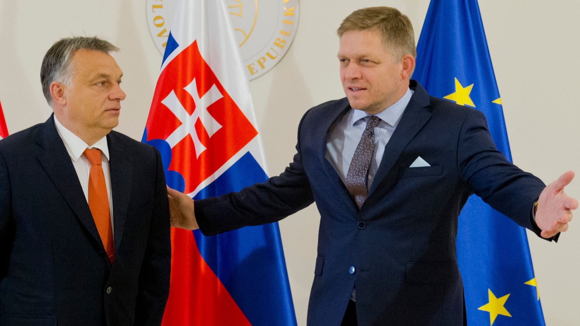 Pád Ficovho spojenca Orbána ohrozí vzťahy s Maďarskom. Problémy nezmizli, varujú analytici