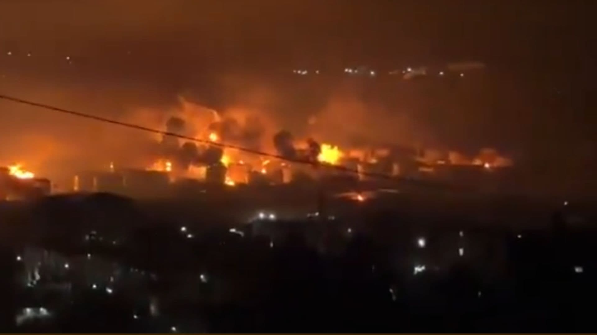 Ruská rafinéria v plameňoch.