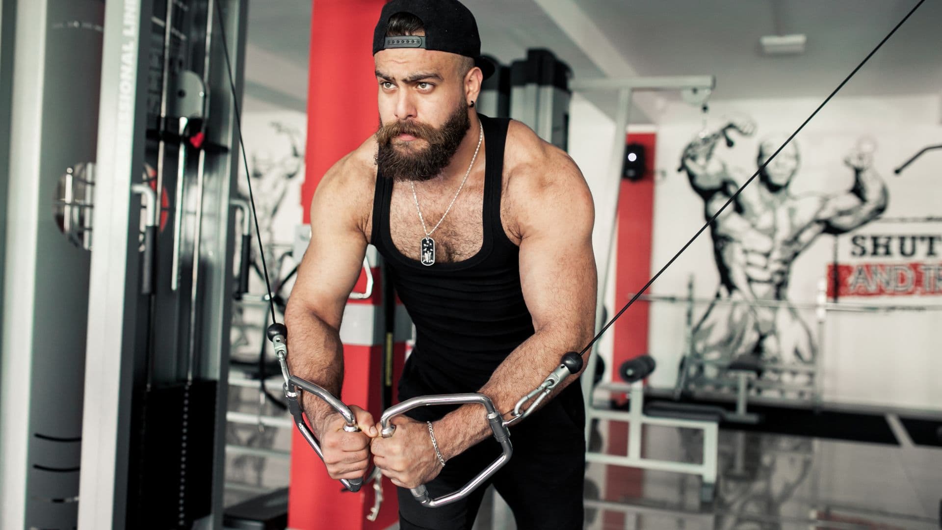 muž trénuje v gyme