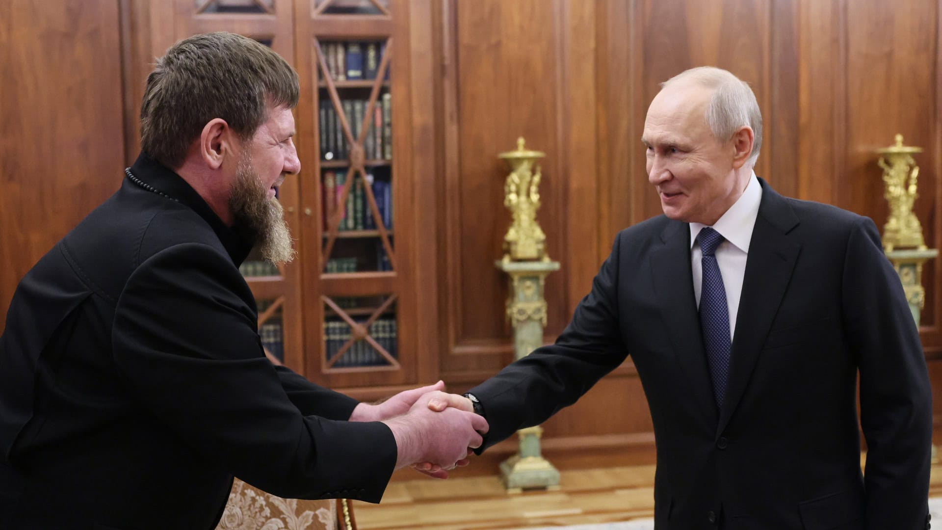 Ruský prezident Vladimir Putin (vpravo) a čečenský vodca Ramzan Kadyrov počas stretnutia v Moskve 29. apríla 2026.