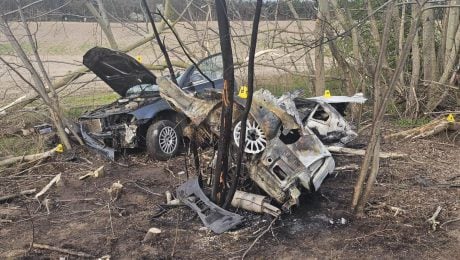 Obrovská tragédia na Veľkú noc: Auto s piatimi mladými ľuďmi narazilo do stromu a začalo horieť