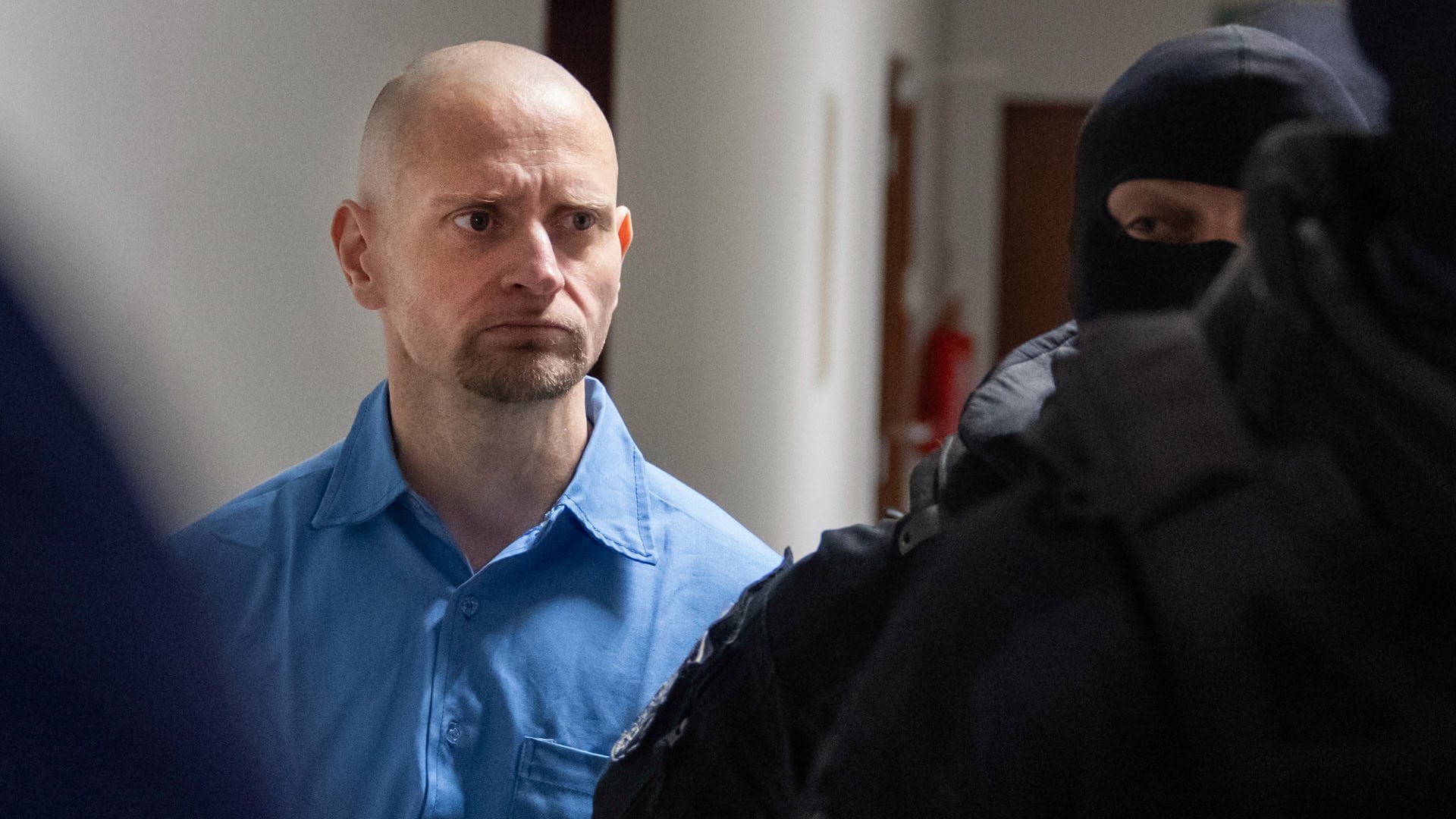 Na snímke vľavo obžalovaný Miroslav M. prichádza na súdne pojednávanie v sprievode Zväzu vojenskej a justičnej stráže v kauze objednávky vraždy novinára Jána Kuciaka a prípravy vrážd prokurátorov na Špecializovanom trestnom súde (ŠTS) v Pezinku 8. apríla 2026.