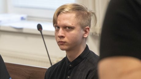 Na snímke obžalovaný Samuel S. sedí v súdnej sieni počas pojednávania vo veci vlaňajšieho útoku nožom na gymnáziu v Spišskej Starej Vsi na Špecializovanom trestnom súde (ŠTS) v Pezinku v piatok 17. apríla 2026.