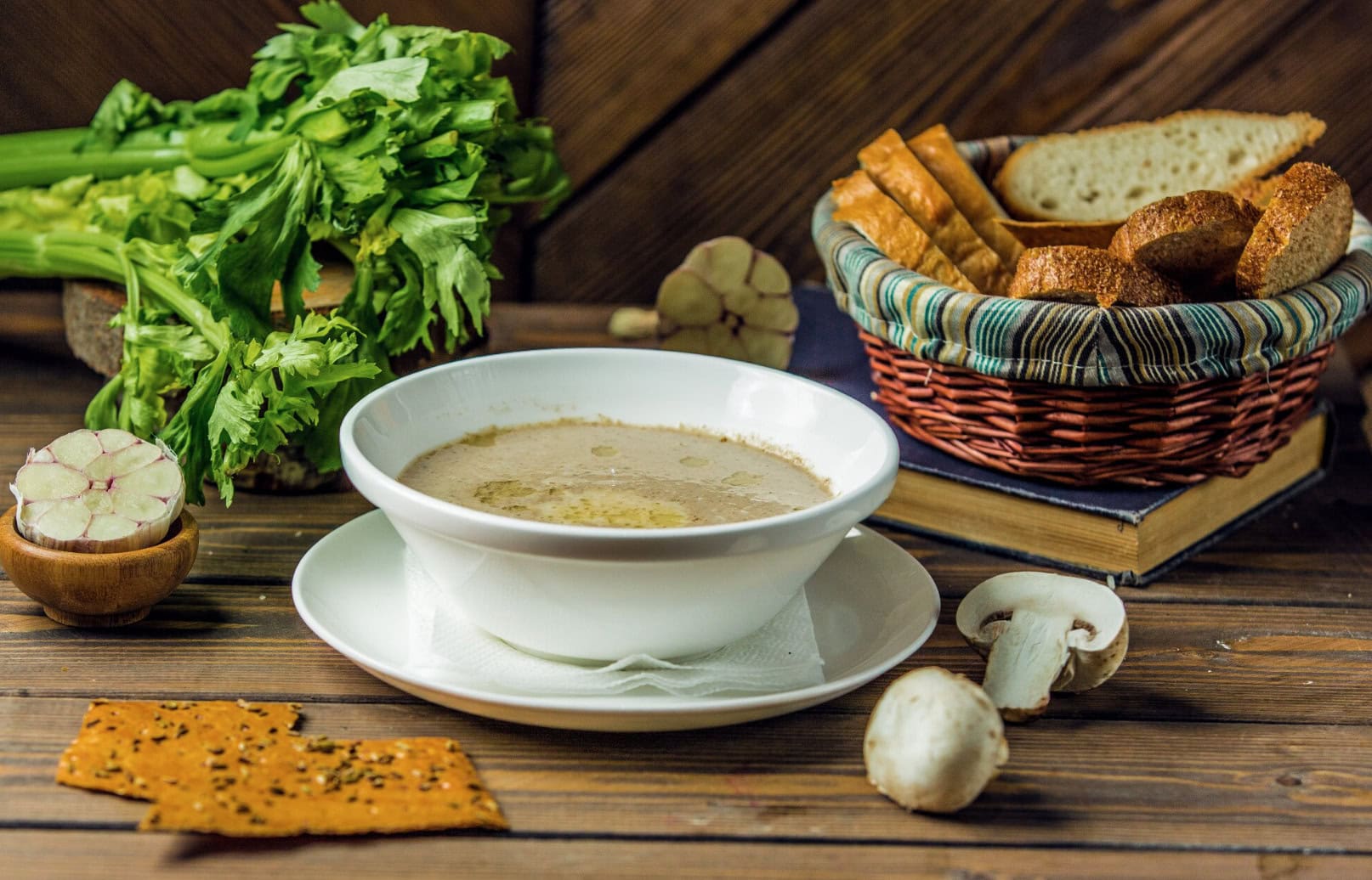 Na snímke polievka s chlebom.