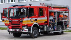 MIMORIADNE: Rozsiahly požiar v Bratislave. Plamene zachvátili sklad, hasiči evakuovali 30 ľudí