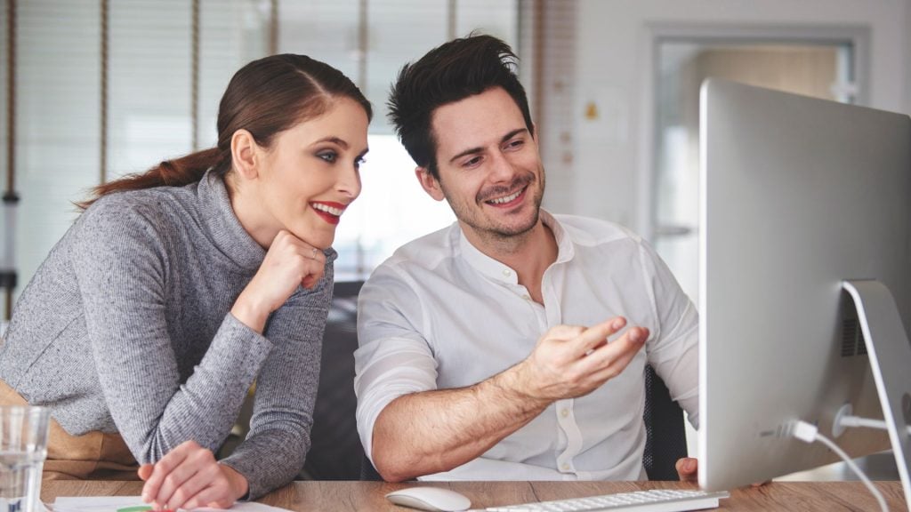 diskriminácia v platoch, muž a žena pracujú, práca