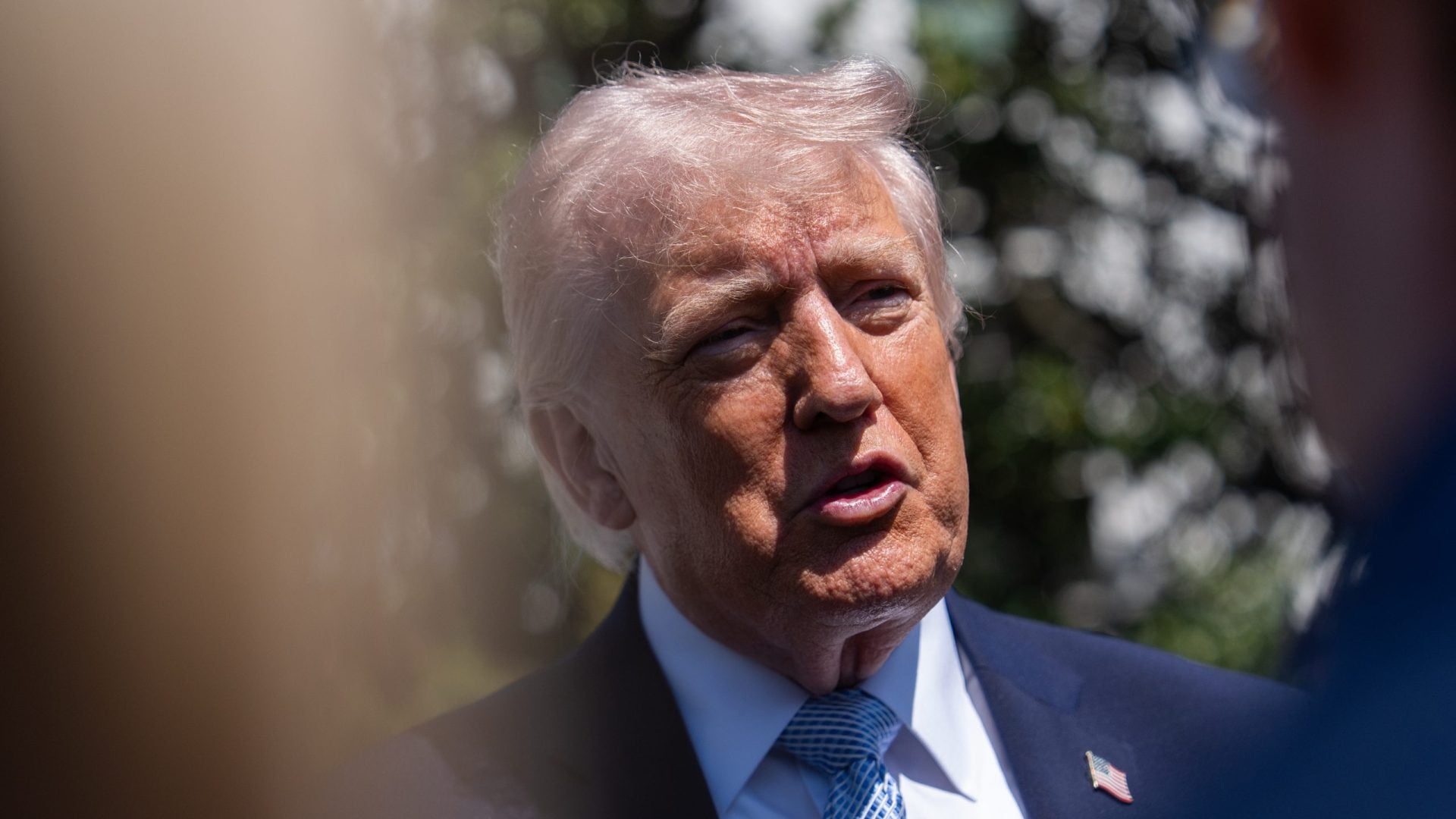 „Blúzni a mozog mu nefunguje.“ Po vyhrážkach Iránu a útoku na pápeža spochybňujú Trumpa už aj bývalí spojenci