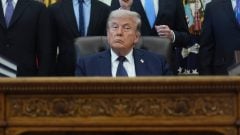 „Zabára sa hlbšie a hlbšie.“ Trumpovej vojne v Iráne bežia hodiny, už o 7 dní mu môže vystaviť stopku starý zákon