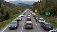Veľkonočný kolaps na Horehroní: Na kľúčovom ťahu sa tvoria dlhé kolóny