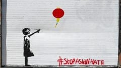 Banksy sa predviedol na citlivom mieste v Londýne. Jeho nová socha ostro útočí na fenomén, ktorý ovládol dnešný svet