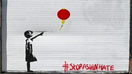 Banksy sa predviedol na citlivom mieste v Londýne. Jeho nová socha ostro útočí na fenomén, ktorý ovládol dnešný svet