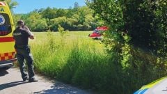 Polícia vyšetruje násilný útok: Zraneného muža transportoval do nemocnice vrtuľník