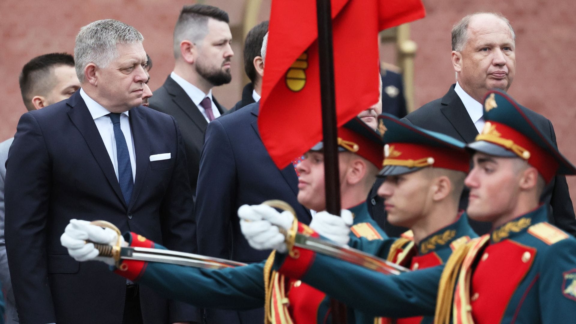 Robert Fico sa účastní na kladení vencov k hrobu neznámeho vojaka v Moskve v piatok 8. mája 2026.