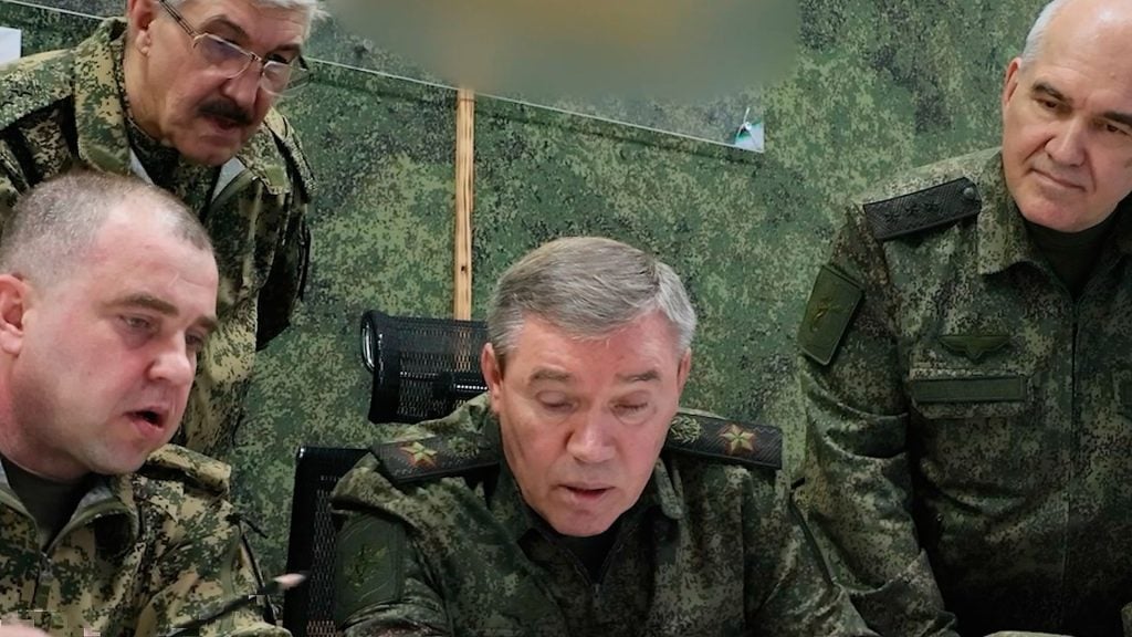 Ruský náčelník generálneho štábu generál Valerij Gerasimov (v strede) rozpráva s dôstojníkmi počas prehliadky vojakov zapojených do bojov na Ukrajine