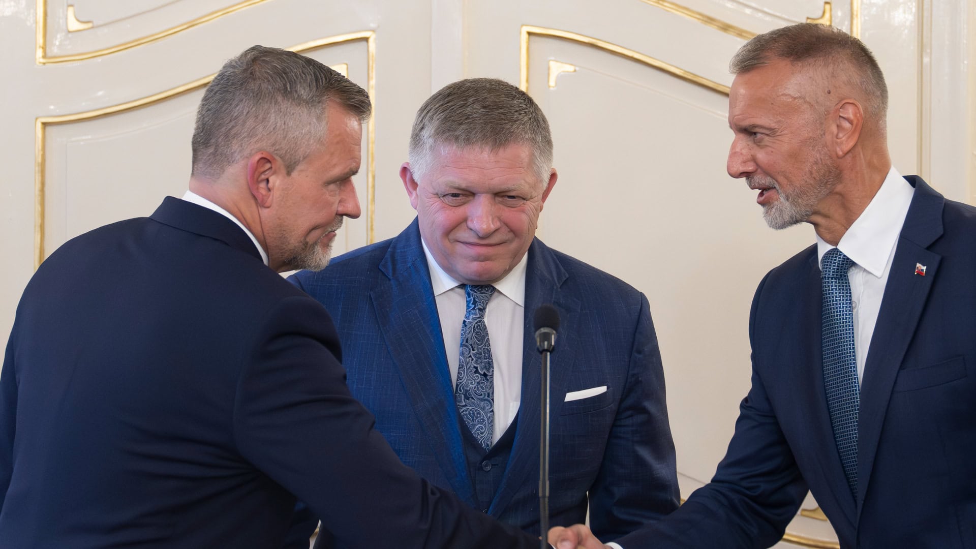 Na snímke zľava prezident SR Peter Pellegrini, predseda vlády SR Robert Fico (Smer-SD) a predseda NR SR Richard Raši (Hlas-SD) počas vyhlásenia po spoločnom obede na Úrade vlády SR v Bratislave v pondelok 25. mája 2026.