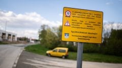 Neďaleko Slovenska sa šíri rakovinotvorný azbest. Nebezpečný prach je na cestách, ohrozené sú desiatky obcí