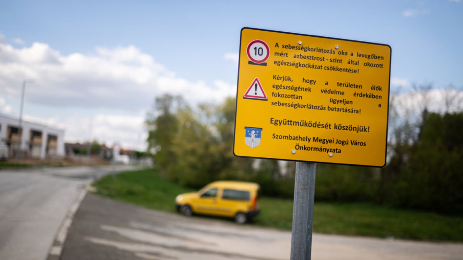 Na snímke maďarská tabuľa: Nebezpečný azbest ohrozuje západ Maďarska: kontaminácia sa môže týkať desiatok obcí