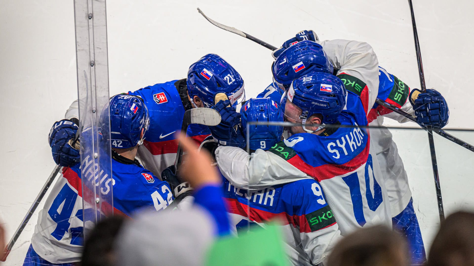 Na snímke slovenskí hokejisti