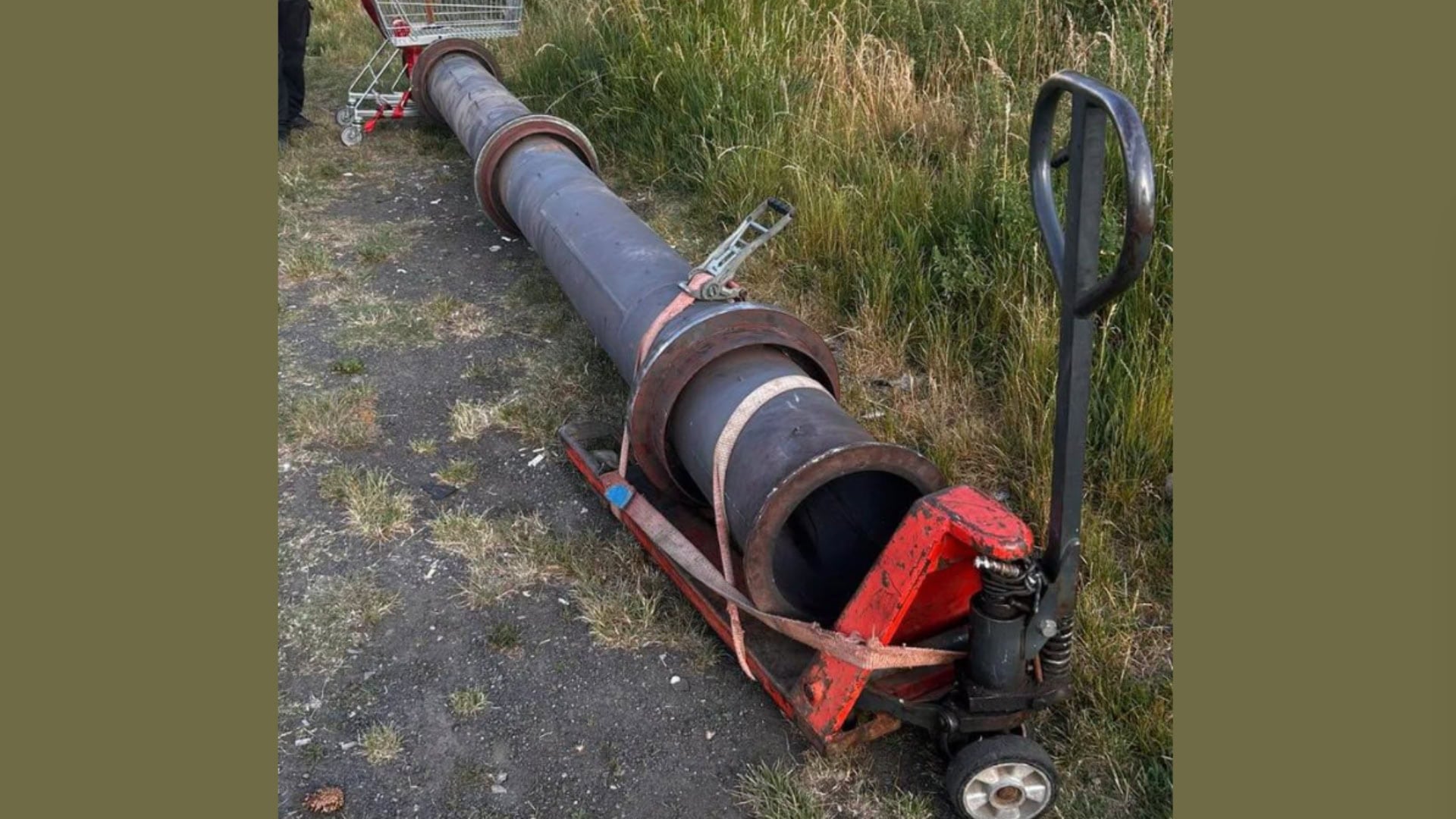 PODOZRIVÍ ZLODEJI VOZILI 600 KILOGRAMOV VÁŽIACE POTRUBIE PO BRATISLAVE LEN NA NÁKUPNOM VOZÍKU A PALEŤÁKU