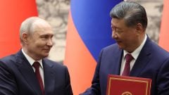 Ruský prezident Vladimir Putin (vľavo) a jeho čínsky náprotivok Si Ťin-pching si podávajú ruky po spoločnom podpise vo Veľkej sále ľudu v Pekingu v stredu 20. mája 2026.