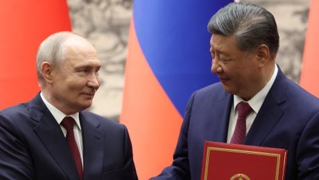 Ruský prezident Vladimir Putin (vľavo) a jeho čínsky náprotivok Si Ťin-pching si podávajú ruky po spoločnom podpise vo Veľkej sále ľudu v Pekingu v stredu 20. mája 2026.