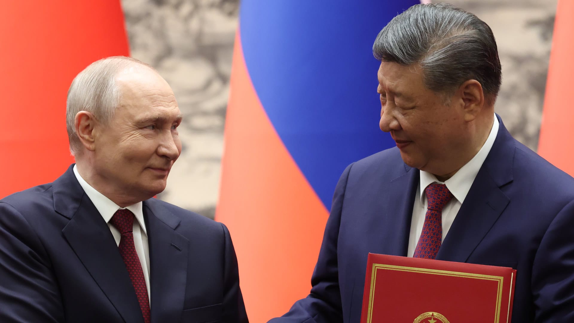 Ruský prezident Vladimir Putin (vľavo) a jeho čínsky náprotivok Si Ťin-pching si podávajú ruky po spoločnom podpise vo Veľkej sále ľudu v Pekingu v stredu 20. mája 2026.