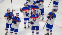 Na snímke slovenskí hokejisti sa tešia z výhry po zápase základnej B-skupiny Slovinsko - Slovensko na 89. majstrovstvách sveta v ľadovom hokeji vo švajčiarskom Fribourgu.