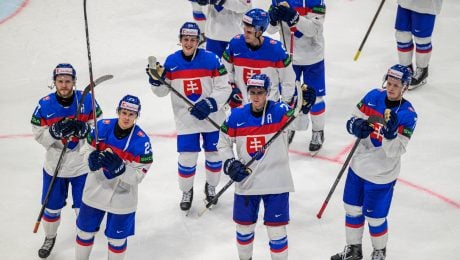 Na snímke slovenskí hokejisti sa tešia z výhry po zápase základnej B-skupiny Slovinsko - Slovensko na 89. majstrovstvách sveta v ľadovom hokeji vo švajčiarskom Fribourgu.