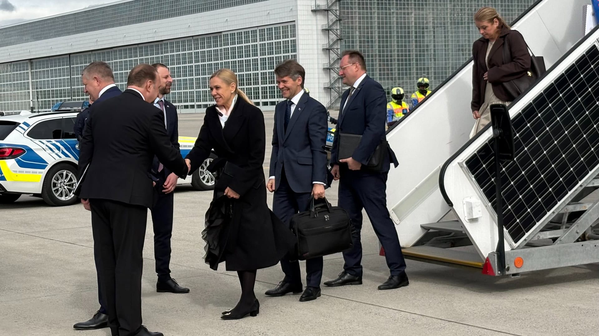 Na snímke vľavo predseda vlády SR Robert Fico (Smer-SD) a uprostred podpredsedníčka vlády a ministerka hospodárstva SR Denisa Saková (Hlas-SD) vo štvrtok ráno odcestovali do Nemecka.