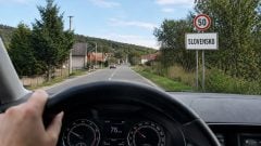 Jedna častá chyba pri vjazde do obce môže slovenských vodičov stáť stovky eur. Riskujú pokutu aj nehodu