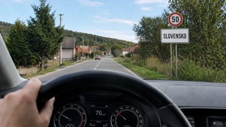 Jedna častá chyba pri vjazde do obce môže slovenských vodičov stáť stovky eur. Riskujú pokutu aj nehodu