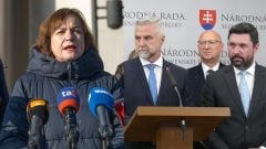 Na snímke Zuzana Petková z Nadácie Zastavme korupciu a Tibor Gašpar a Richard Takáč zo Smeru