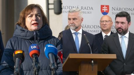 Na snímke Zuzana Petková z Nadácie Zastavme korupciu a Tibor Gašpar a Richard Takáč zo Smeru