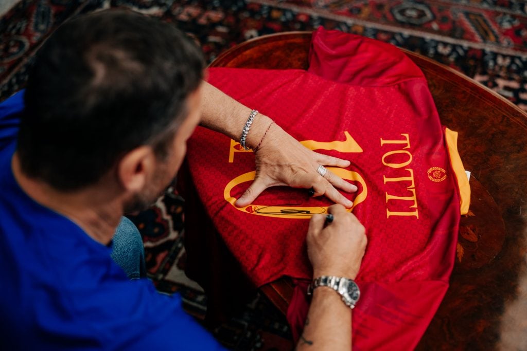 Totti podpisuje dres