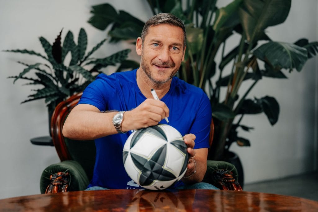 Totti podpisuje loptu