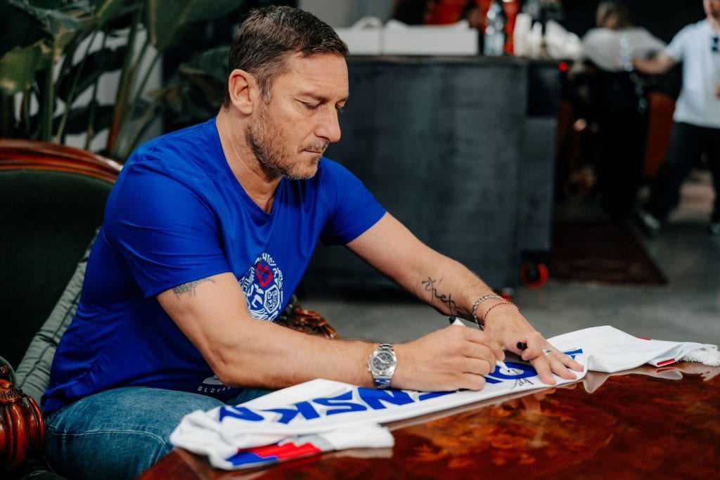 Totti podpisuje šál