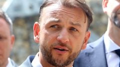 Ná snímke zľava minister vnútra SR Matúš Šutaj Eštok (Hlas-SD) a predseda BBSK Ondrej Lunter počas tlačovej konferencie na tému projektu sanácie svahu v obci Králiky, kde pred pár rokmi nastala mimoriadna situácia v dôsledku výdatných zrážok, v obci Králiky pri Banskej Bystrici 28. apríla 2026.