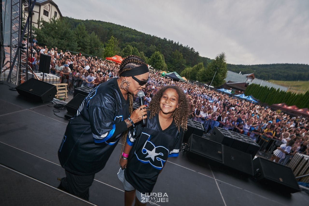 Na snímke Tina s dcérou