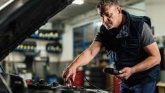 automechanik opravujúci baterku v aute