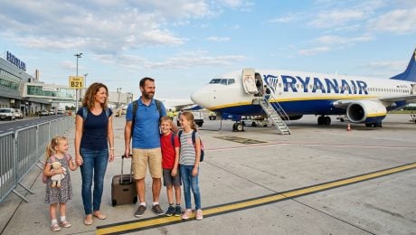 na snimke je ryanair, rodina, let