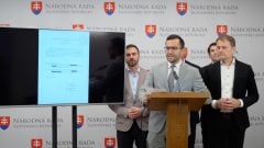 Vládny Smer čelí ostrému obvineniu z rodinkárstva: Hnutie Slovensko odhalilo dokument s podpisom Fica