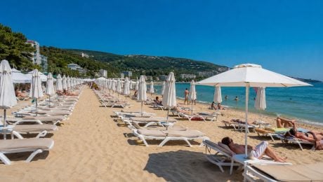 Už to nie je také lacné. Destinácia obľúbená pre dostupnú dovolenku pobúrila turistov, za servis dajú takmer 200 eur