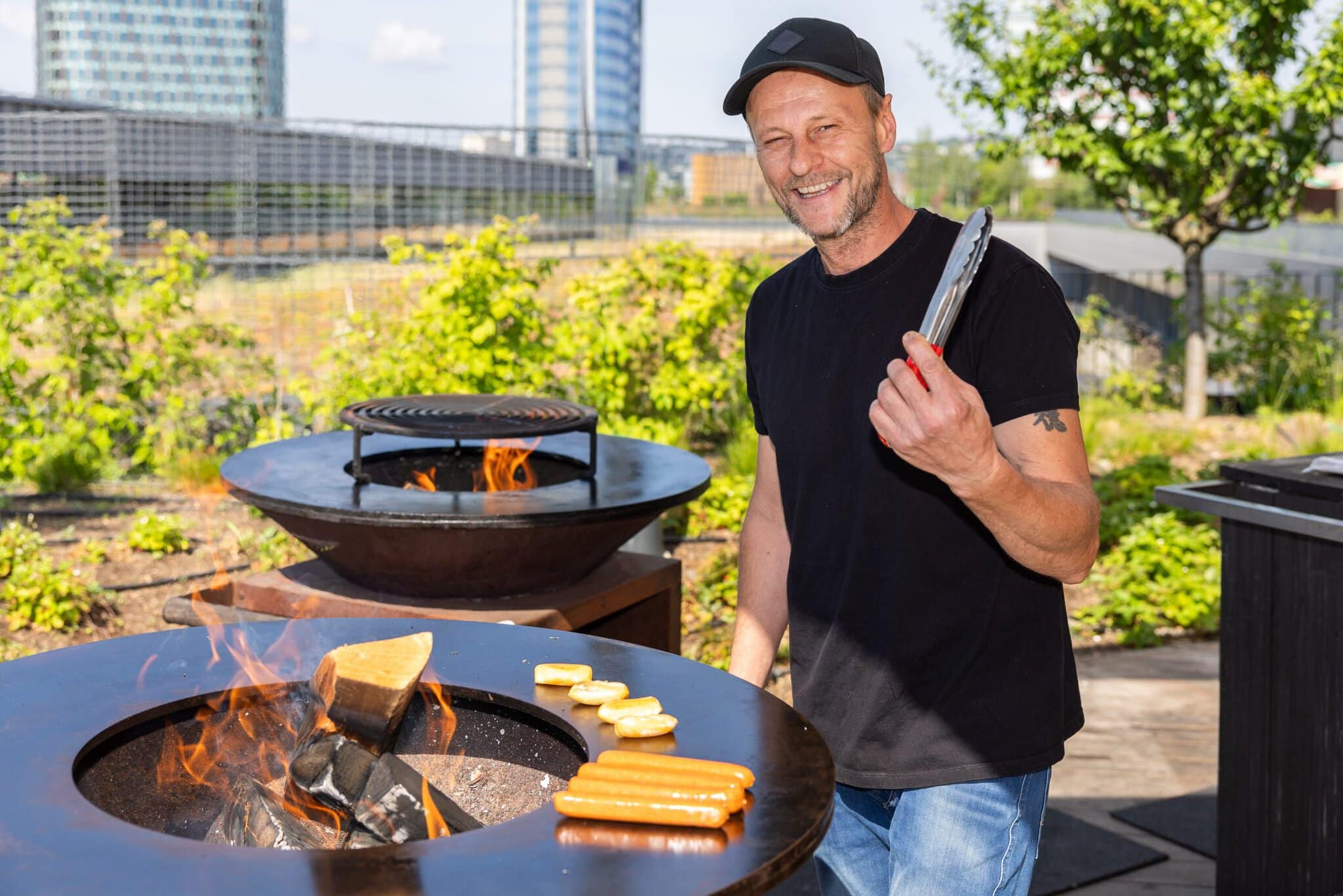 na snímke Marcel Ihnačák griluje klobásky z radu Grill&Fun