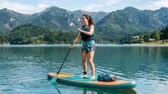 Na snímke žena, ktorá je na paddleboarde (Ilustračná foto)