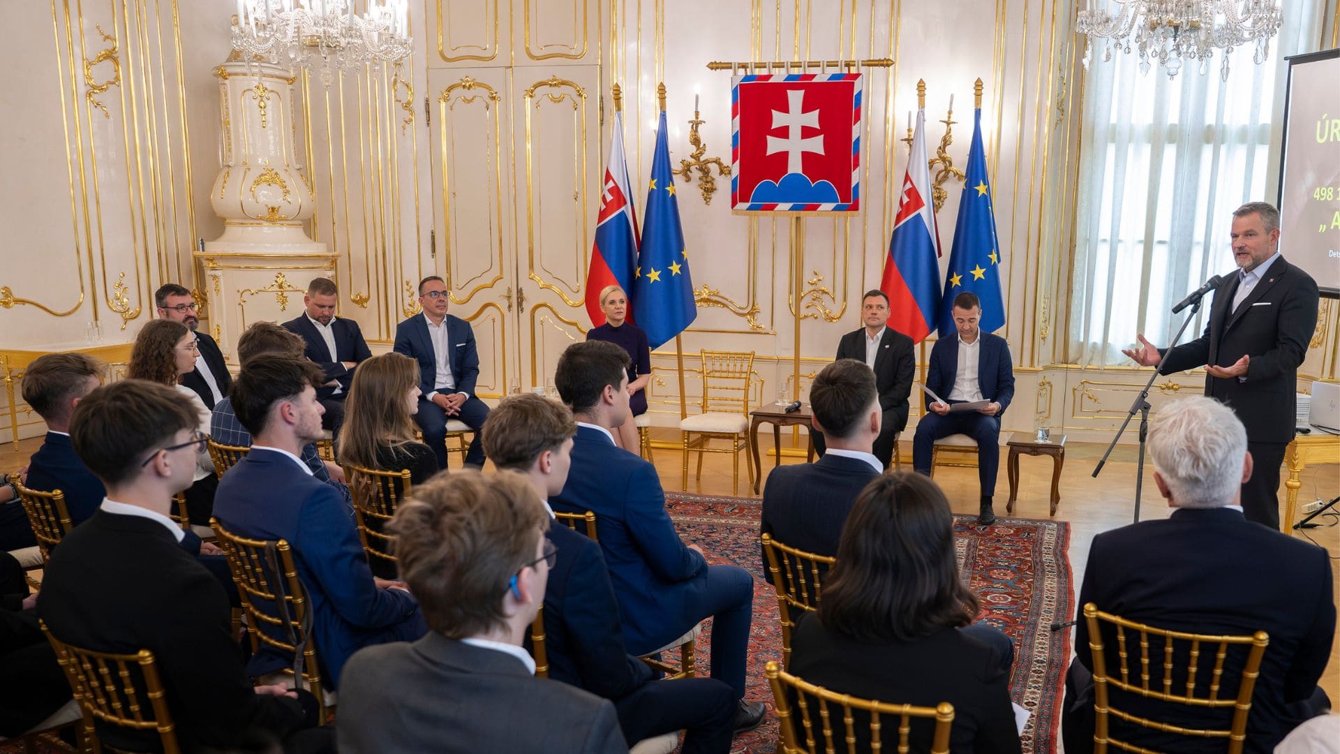 Na snímke diskusia mladých študentov s prezidentom Petrom Pellegrinim a ministrami v prezidentskom paláci.