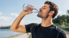 Slovákov čakajú 40-stupňové horúčavy: Pitie čistej vody nestačí. Odborníci radia, ako sa správne hydratovať