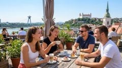 Espresso za 1,90 alebo koktail za 7 eur: Vybrali sme TOP 10 terás v Bratislave, kde zažiješ najlepšiu letnú atmosféru